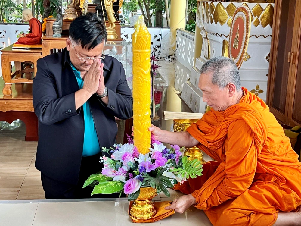 ถวายเทียน  ณ บริษัท
