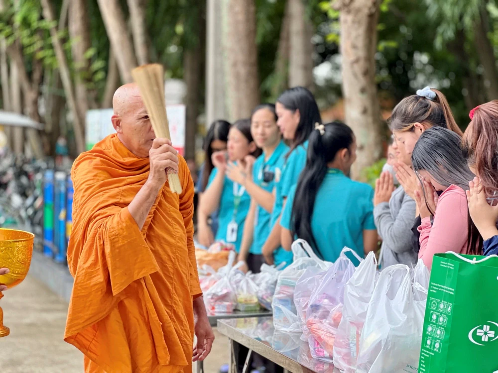 ถวายเทียน  ณ บริษัท